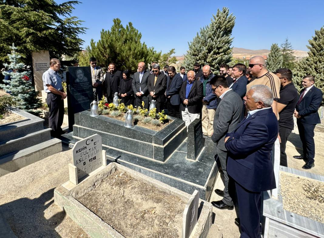 ‘Bozkırın Tezenesi’ Neşet Ertaş Kırşehir'deki mezarı başında anıldı - Resim: 11